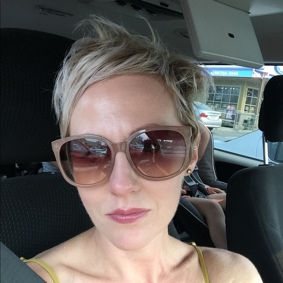 Meet your Posher, Alyssa - Picture 1 of 1